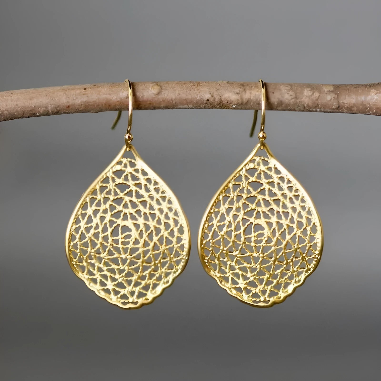 Gold retro leaf hollow pendant drop earrings with botanical silhouette design
