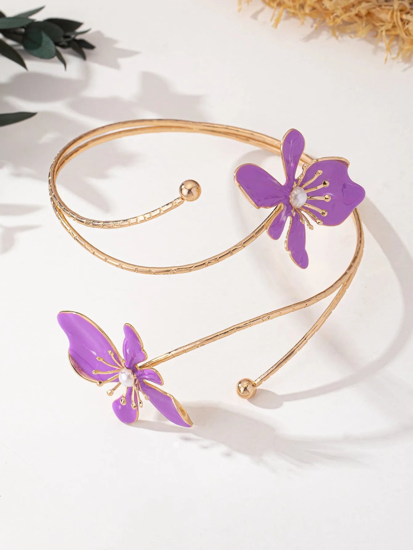 Pink alloy armband with hollow line pattern, decorative fashion bracelet