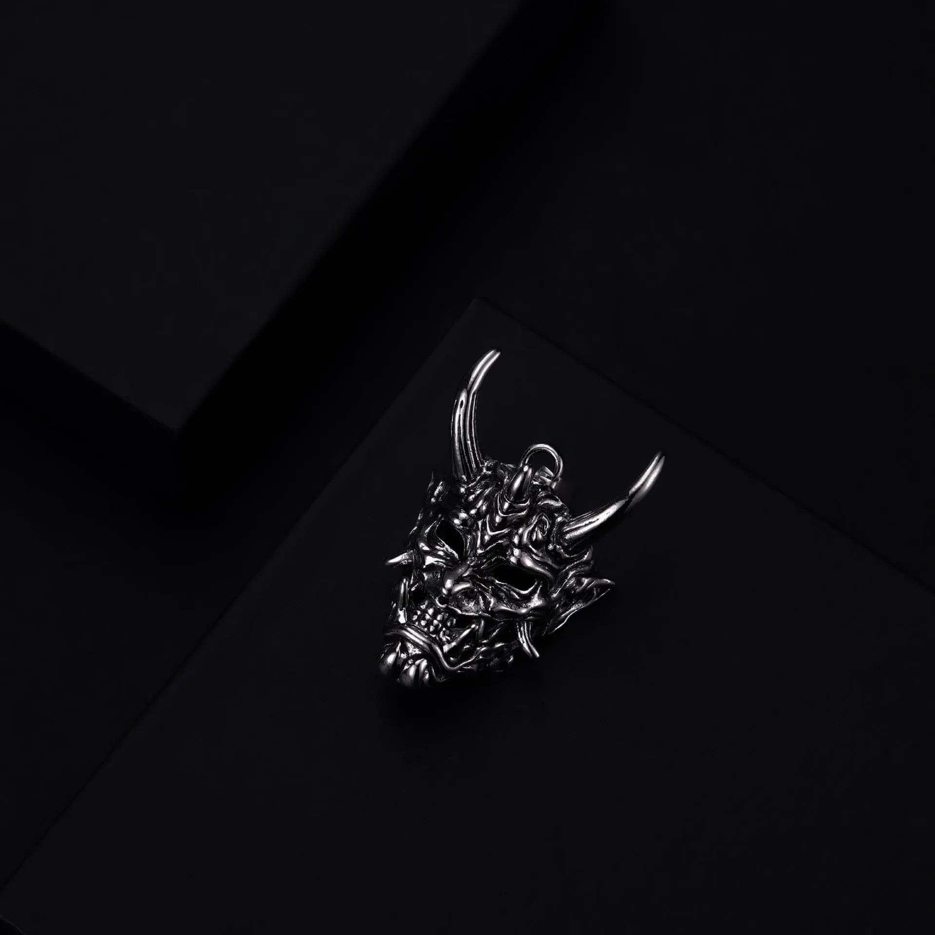 Men's vintage silver electroplated alloy necklace with 40mm pendant dimensions