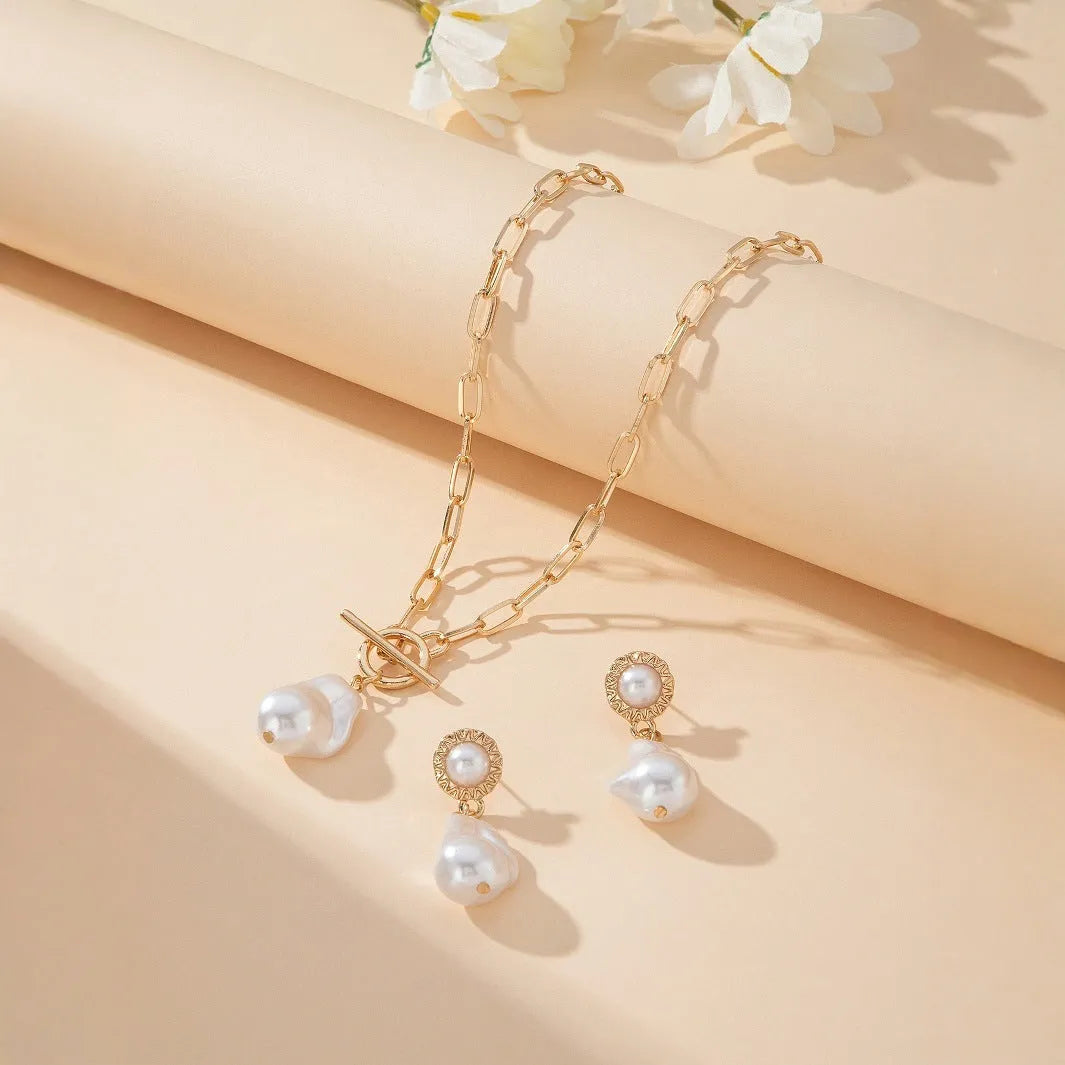 Retro baroque pearl pendant necklace and matching ear stud set in gold tone
