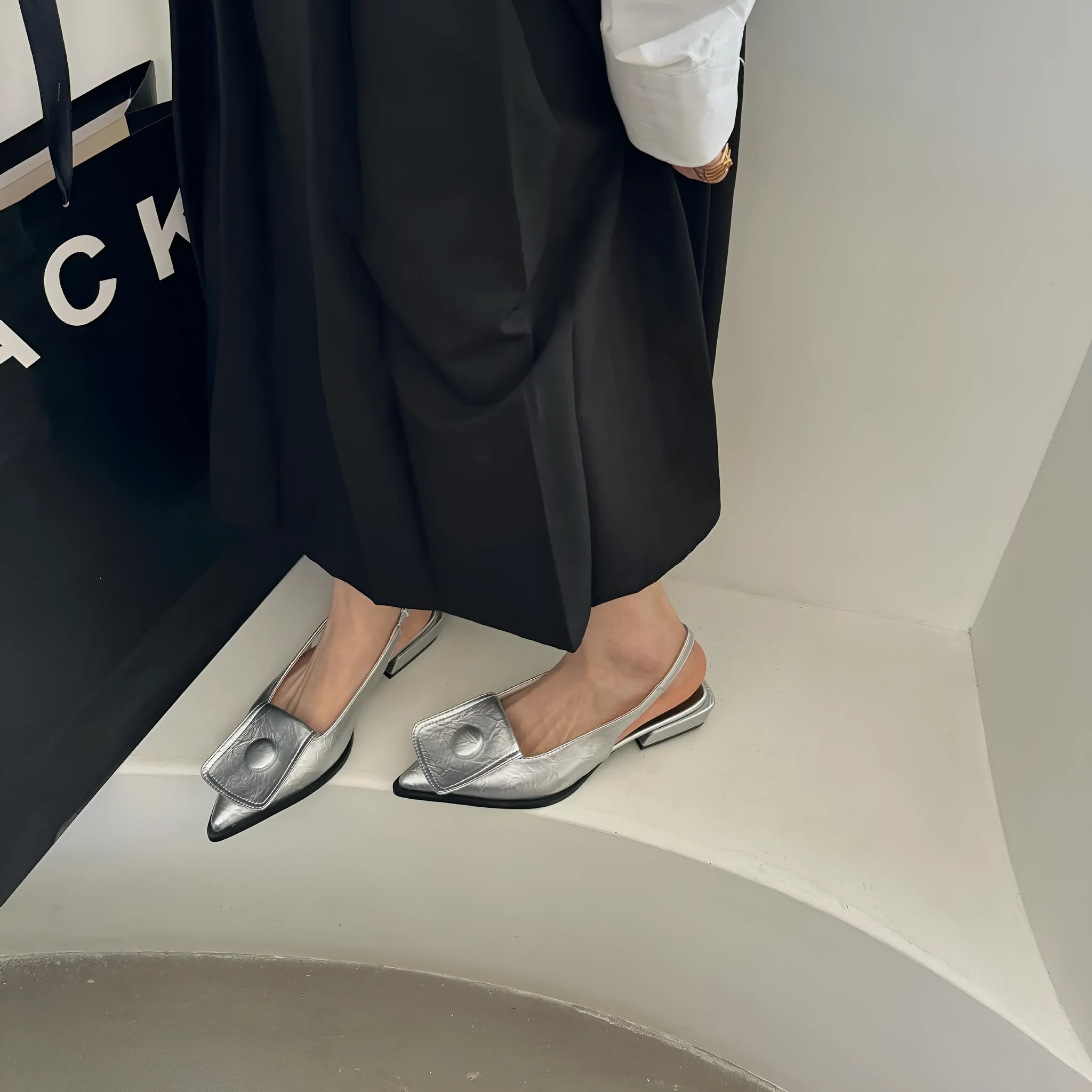 Low-cut low heel closed toe sandals for women, pointed toe, back strap, PU upper, apricot colour