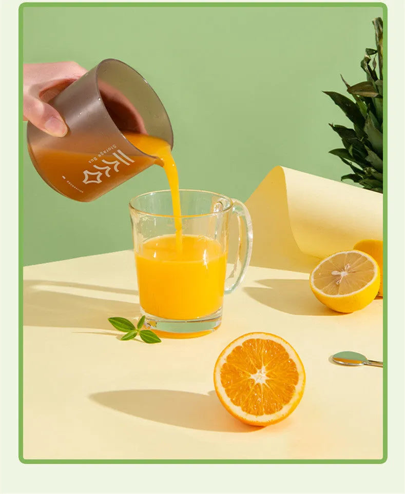 Manual juicer with 400ml capacity in white, showing compact PP plastic build with lid