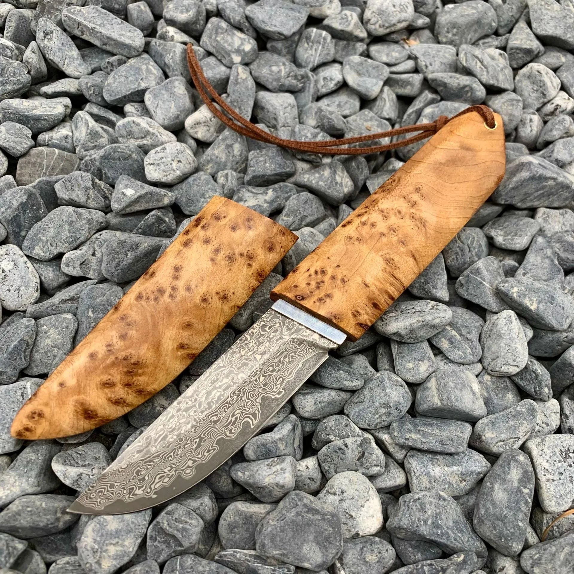 Outdoor camping forged Damascus pattern steel short knife with VG10 blade and Thuja wood handle, 18cm full length