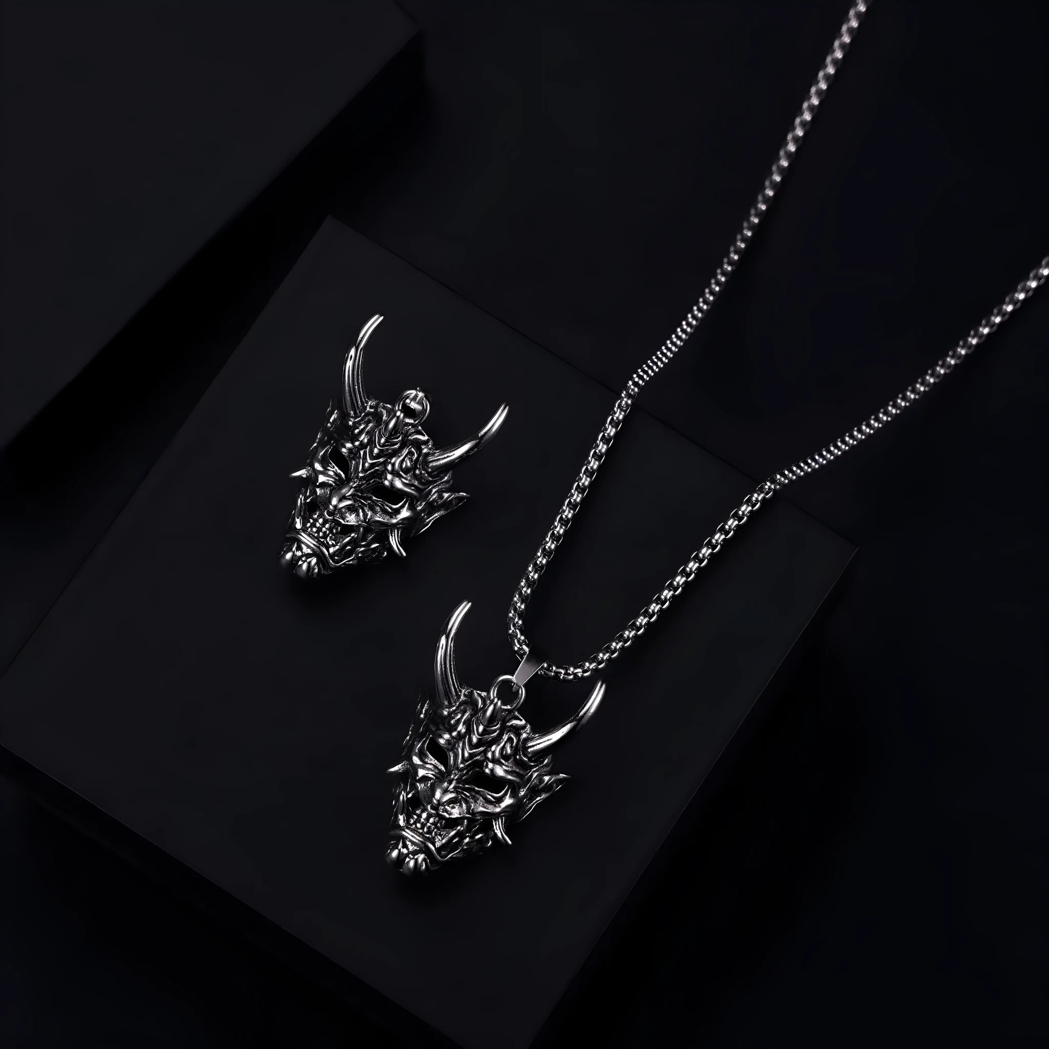 Men's vintage silver electroplated alloy necklace with 40mm pendant dimensions