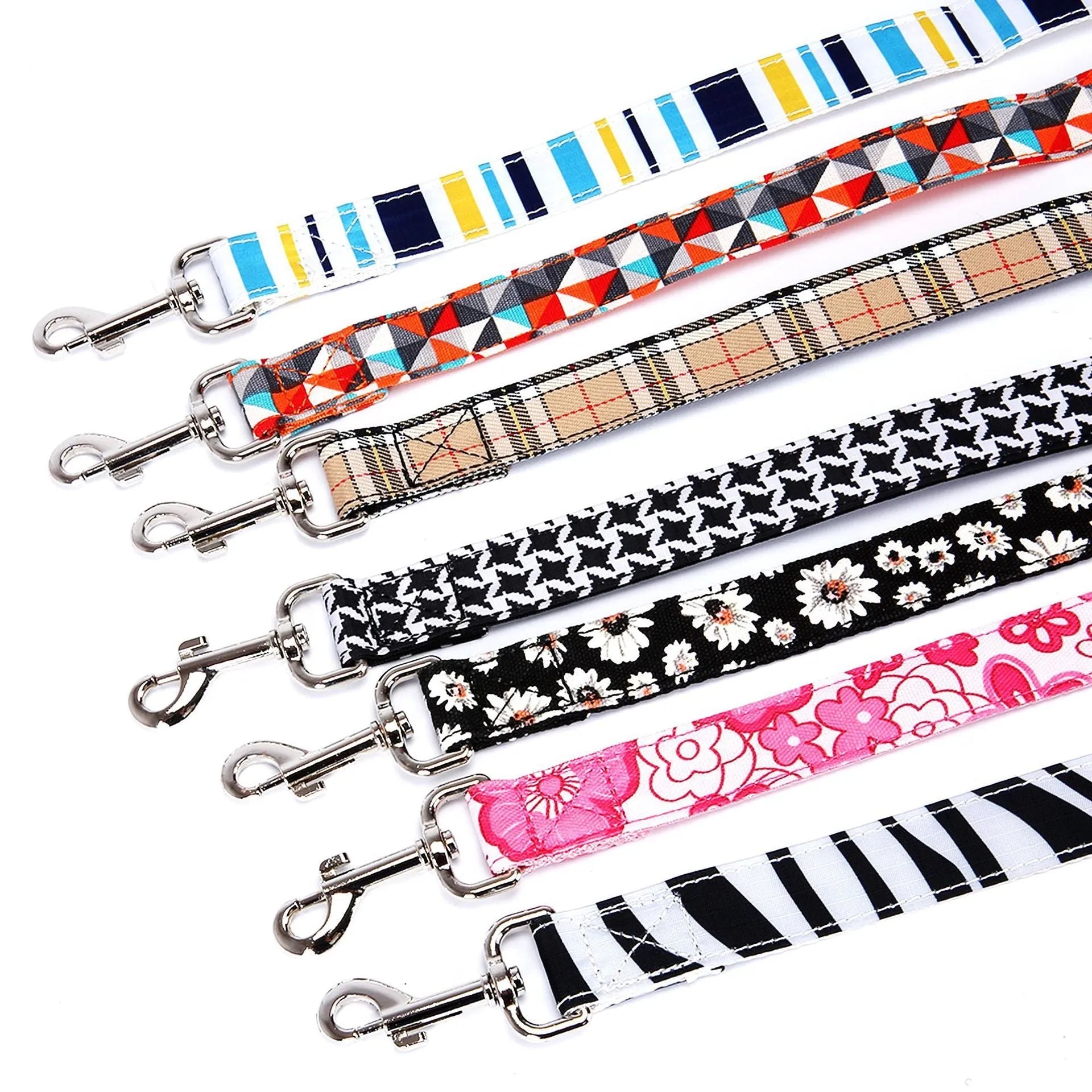 Black imitation nylon Christmas plaid stripe pet traction rope 120cm long on white background