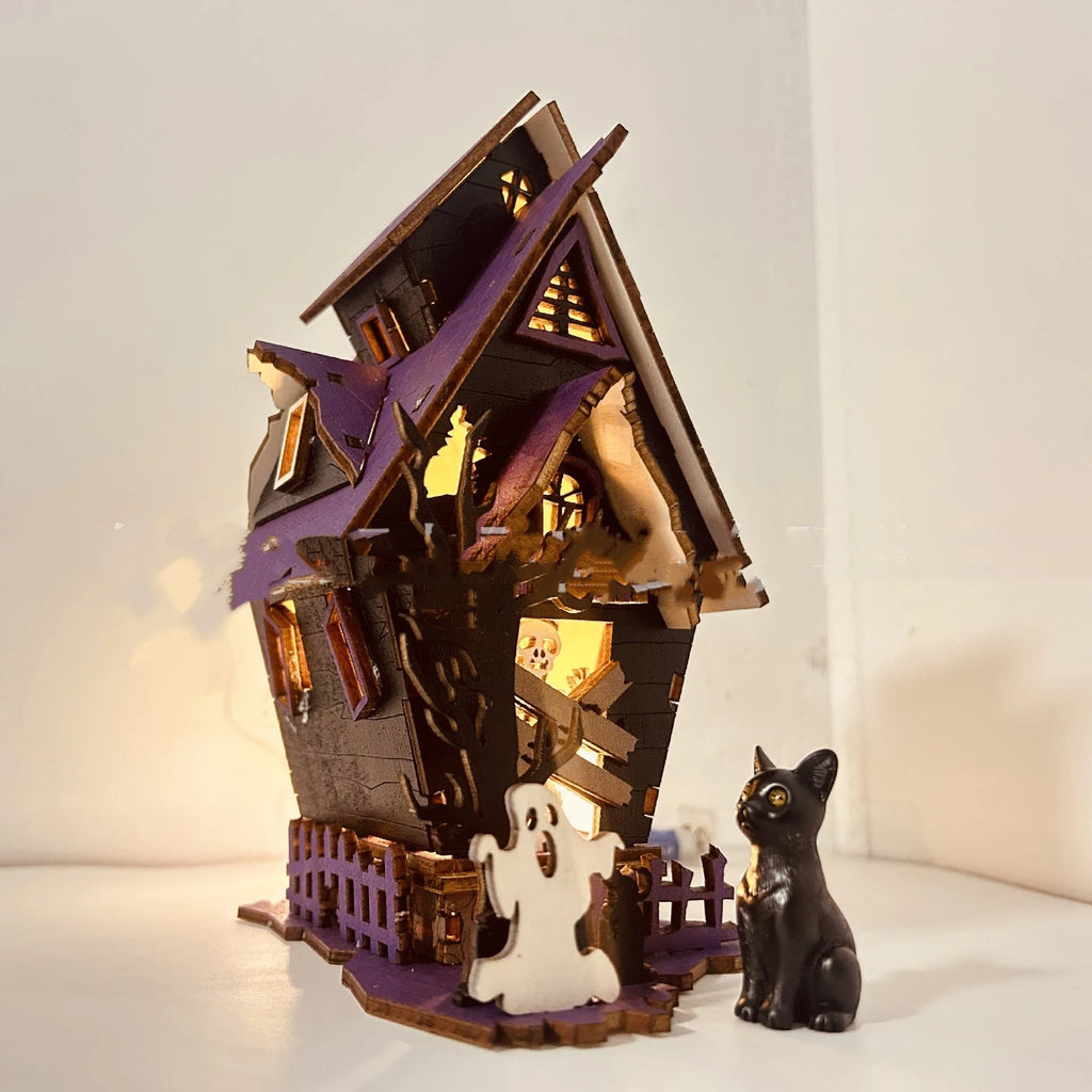 Wooden haunted house Halloween decoration measuring 14x10.5x19cm for DIY table display