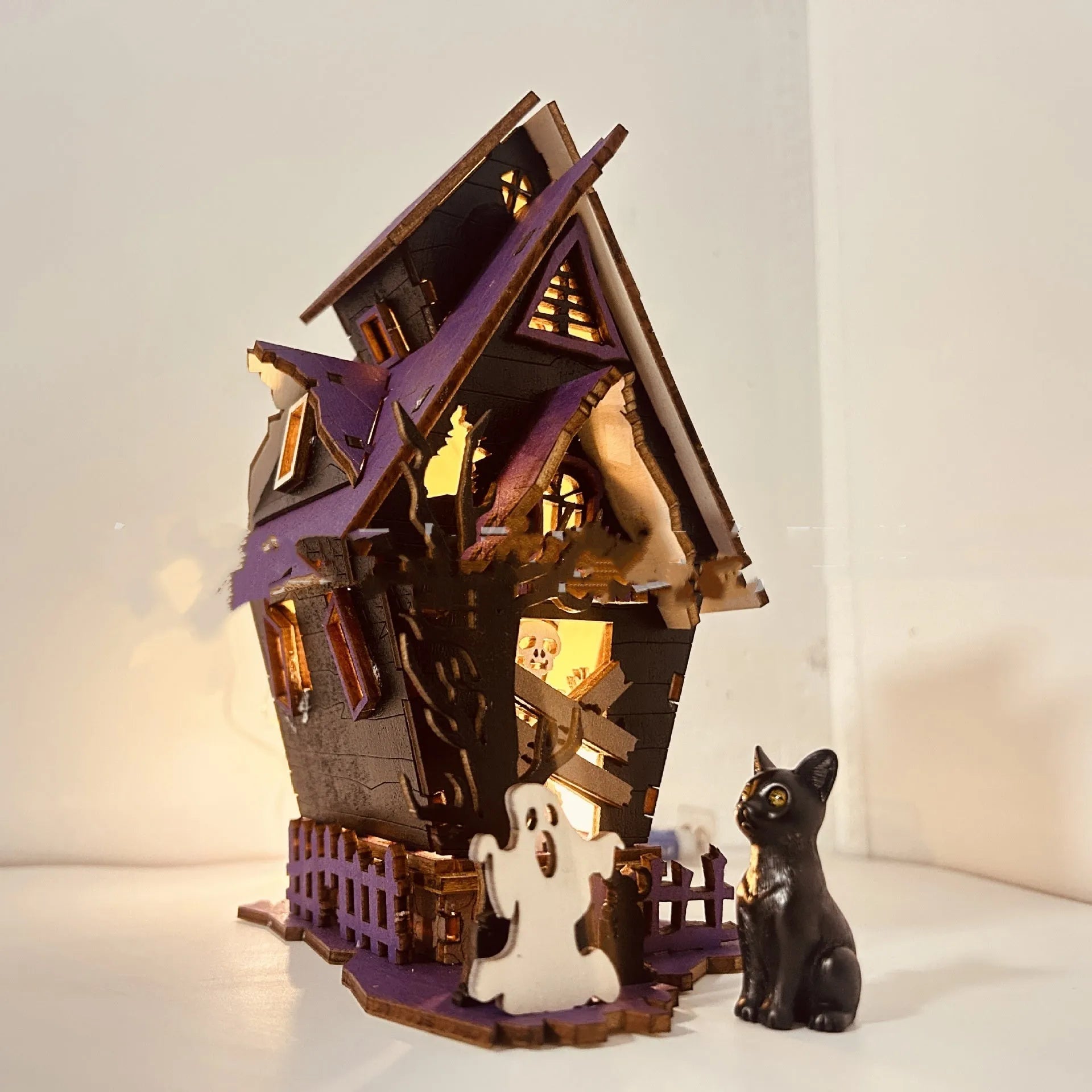 Wooden haunted house Halloween decoration measuring 14x10.5x19cm for DIY table display