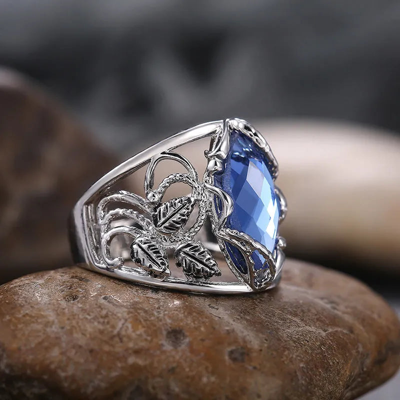 Women's alloy ring with horse eye-shaped blue crystal inlay in geometric style