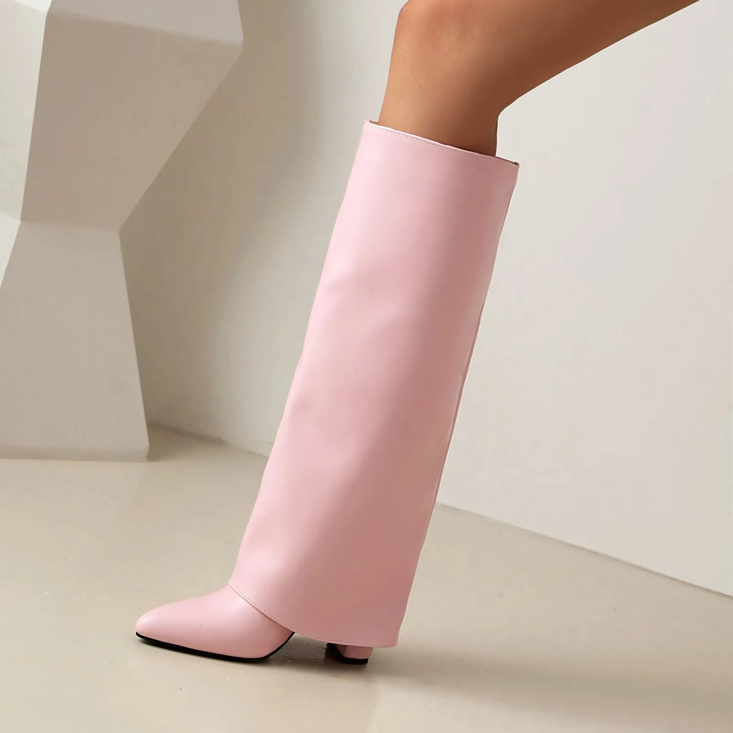 Women's plus size high heel boot in artificial PU with high cylinder and sewing line detail.