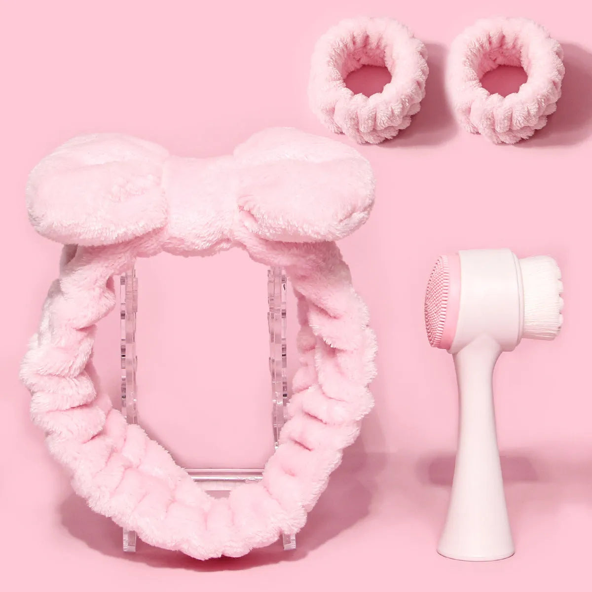 Facial brush and hair band set in coral fleece material with nylon bristles and plastic handles