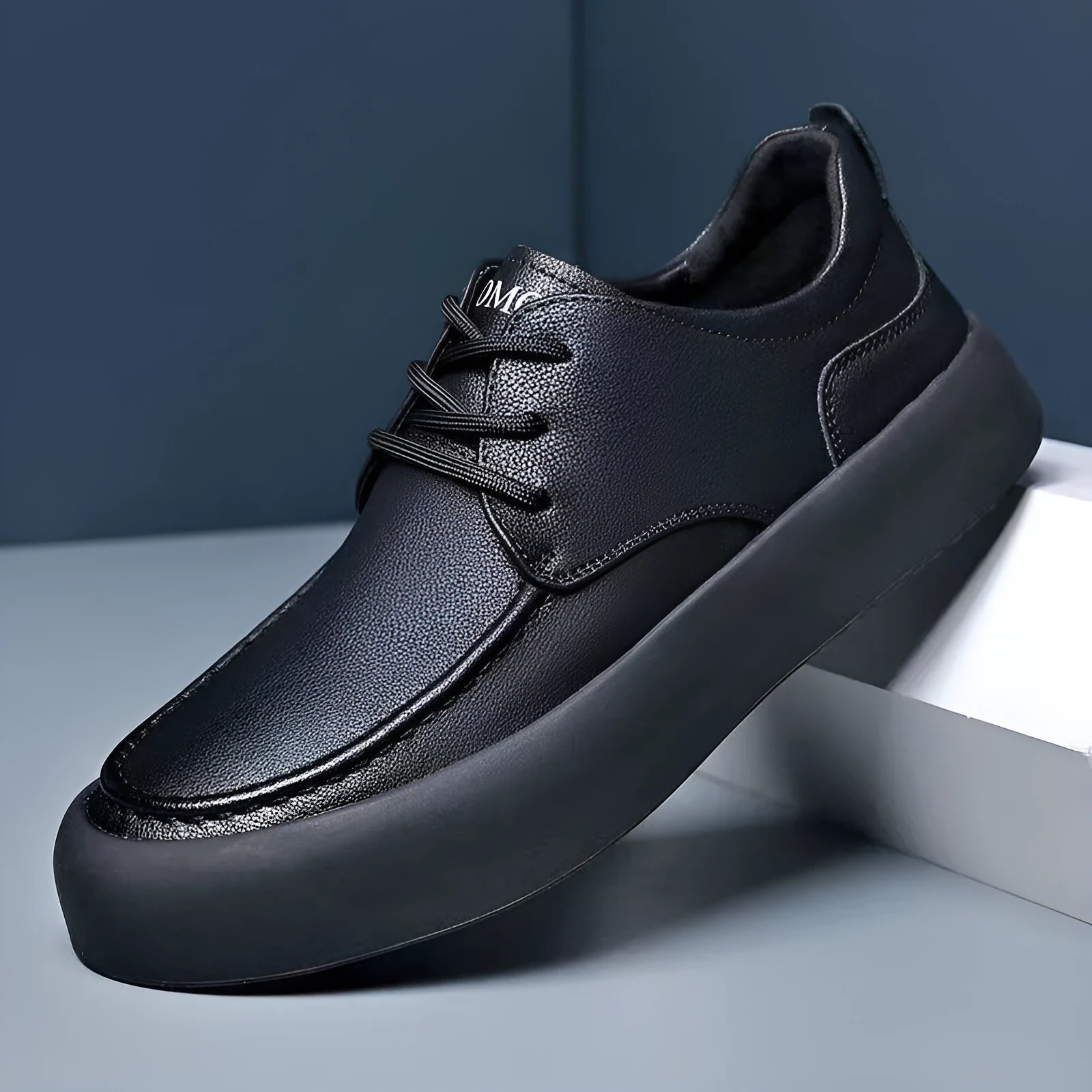 Men's casual lace-up shoes in AM02 Brown with flat heel and round toe on a light background