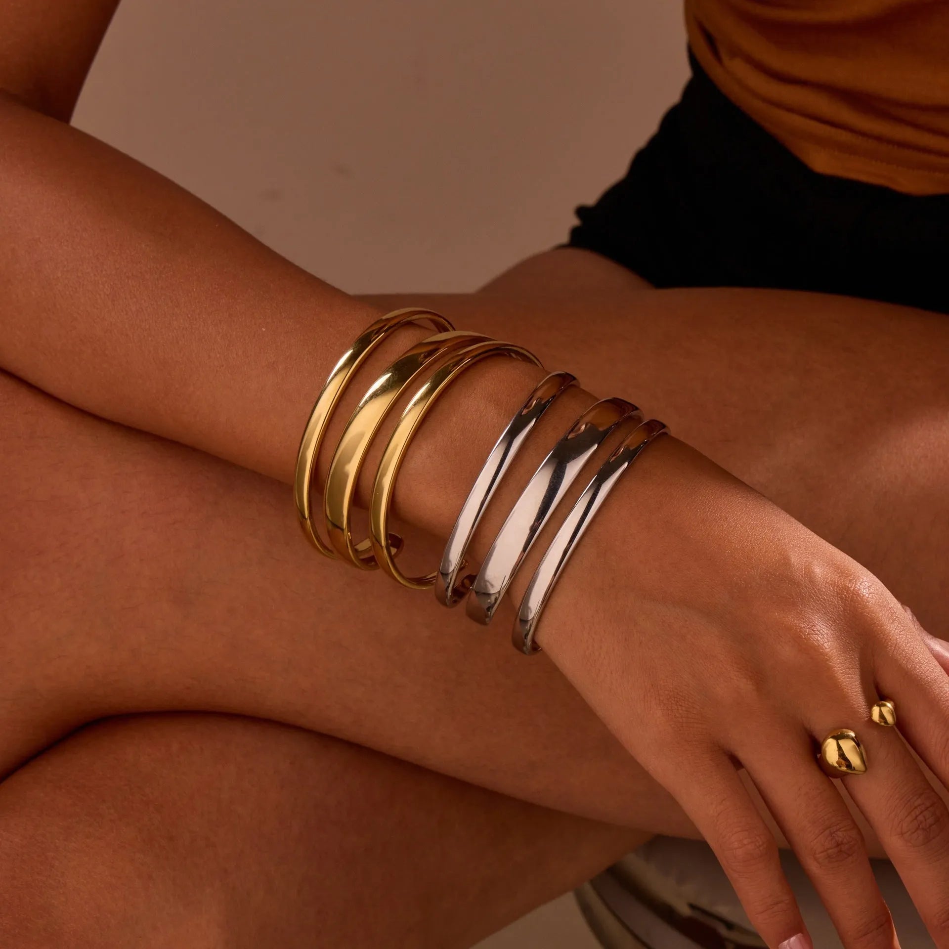 Geometric stainless steel bracelet with simple opening and linear decoration in gold or steel finish