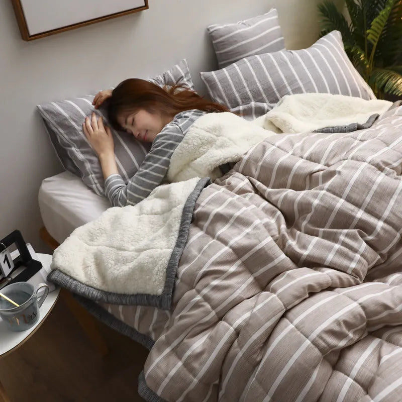 Thick three-layer composite coral fleece flannel blanket in pink colour, size 150x200cm