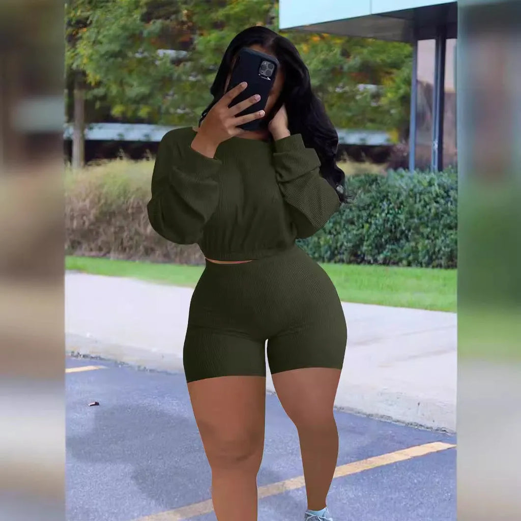 Women's off-shoulder two-piece summer outfit with long sleeves and matching shorts in solid colour