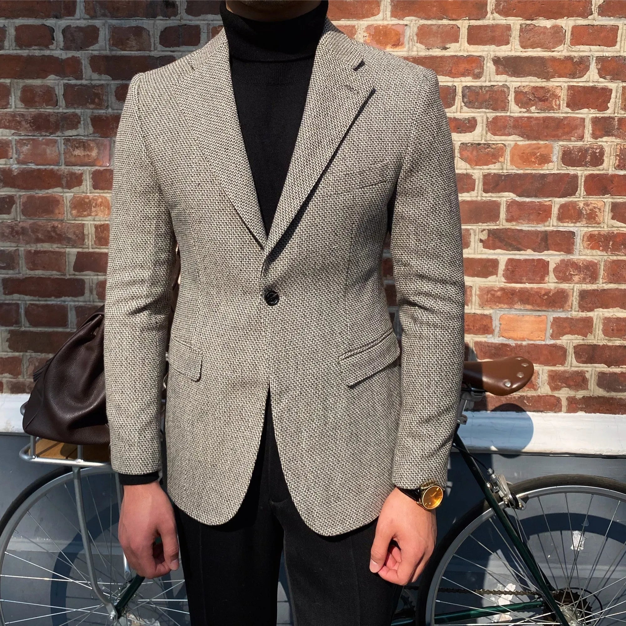 Thick textured wool blend single-breasted suit jacket for men with double slit in grey