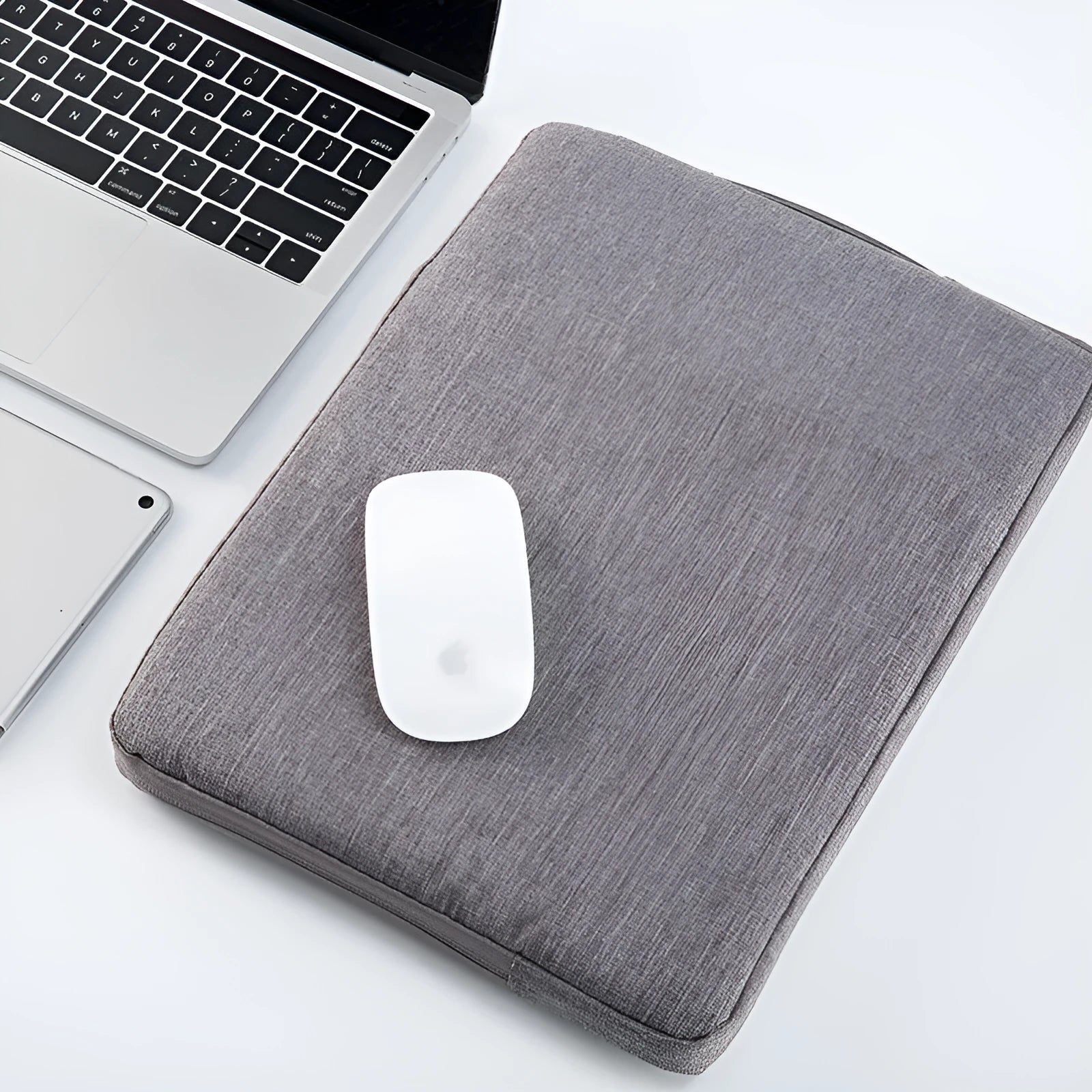 Polyester computer sleeve bag in black with zipper, compatible with 13 inch laptops and tablets