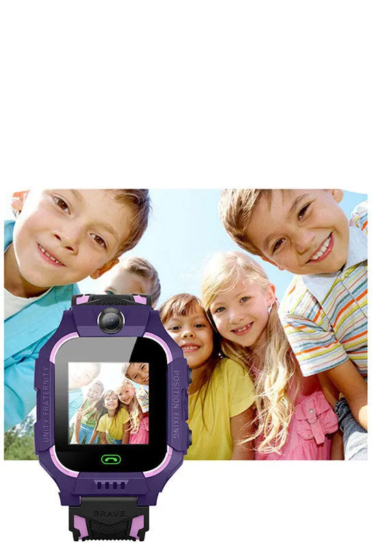 Z6 Q19 children's GPS smartwatch in green colour showing its 1.44-inch touch screen on a wrist.
