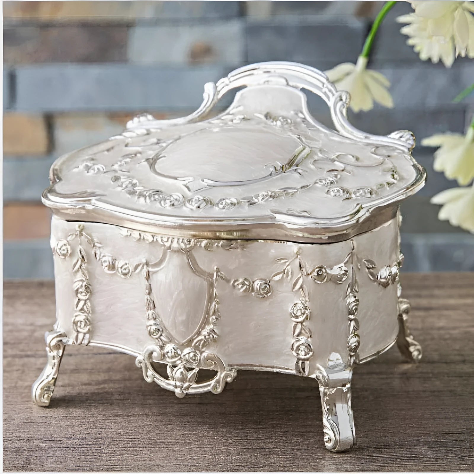 Hangkai European jewellery box in silver enamel finish with zinc alloy construction, three sizes available