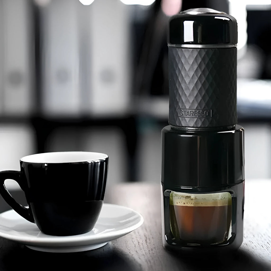 Portable manual espresso coffee machine in black, 7x7x20.3 cm, with hand-pressure lever and stainless steel build