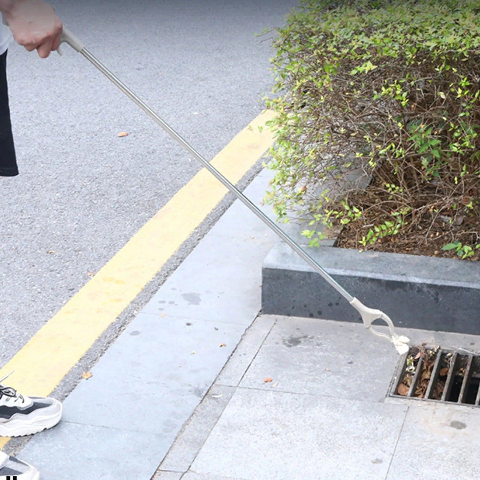 40cm stainless steel bending-free garbage picker with push-type handle for one-handed operation