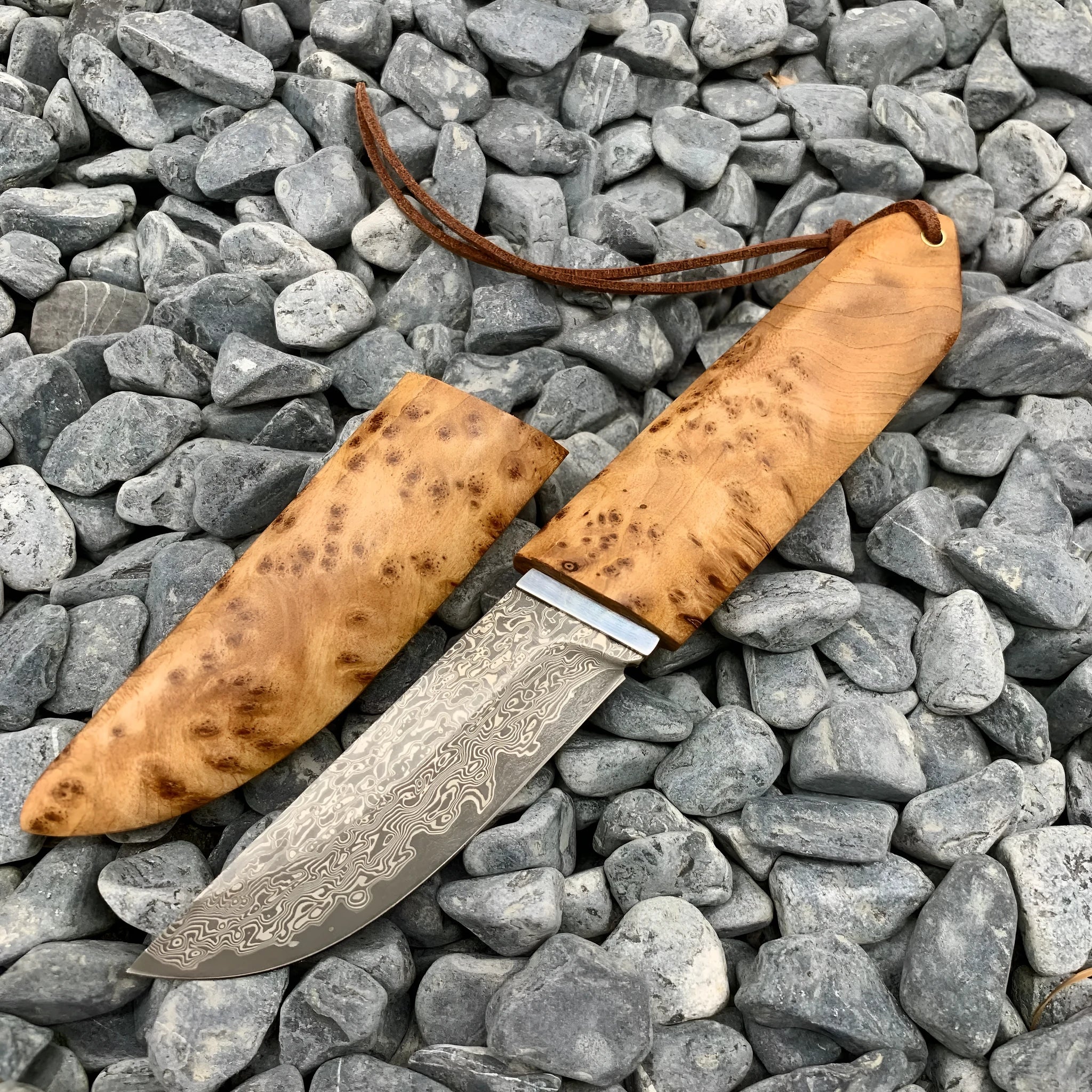 Outdoor camping forged Damascus pattern steel short knife with VG10 blade and Thuja wood handle, 18cm full length