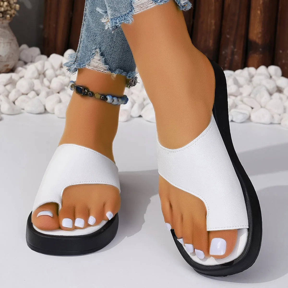 Women's thick-soled clip toe flat slippers in black with round toe and PU upper