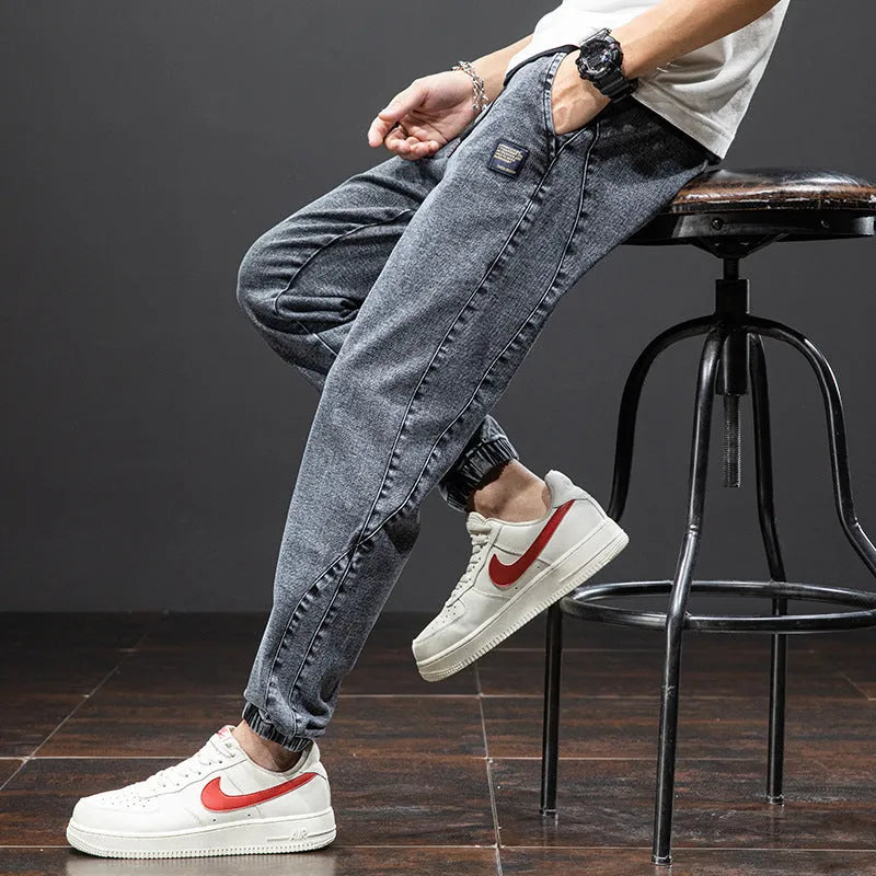 Men's loose fit cargo jeans in blue with straight leg cut and micro elasticity fabric