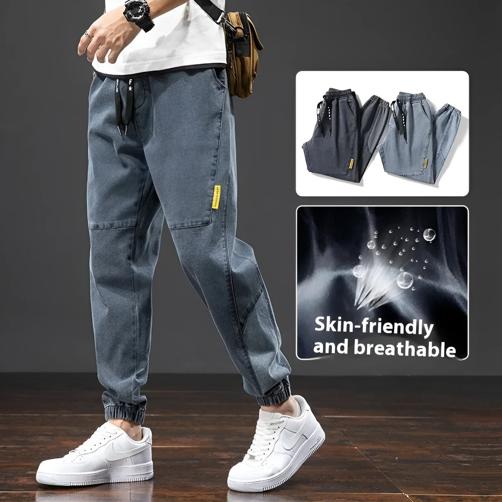 Men's loose fit cargo jeans in blue with straight leg cut and micro elasticity fabric