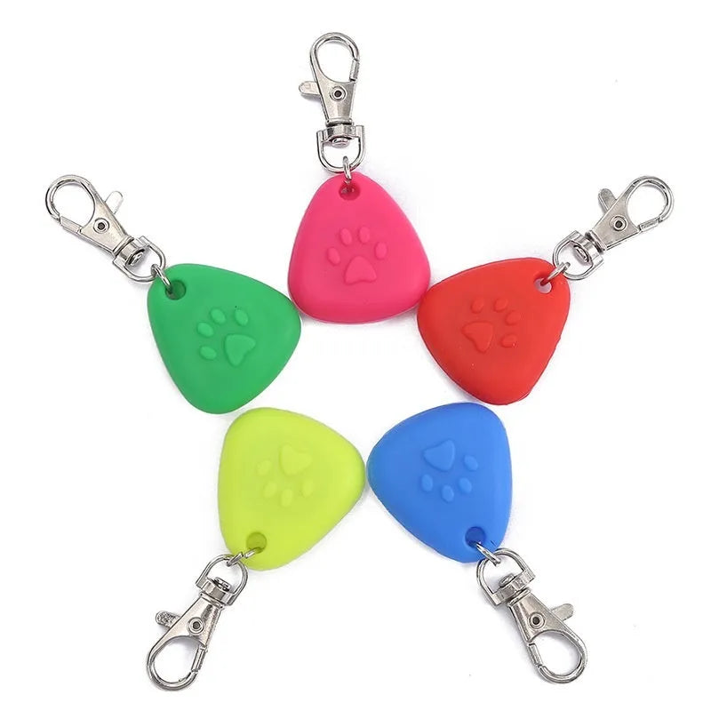 Silicone triangle light-emitting pendant for pet collar, monochrome, in red colour, on cat collar