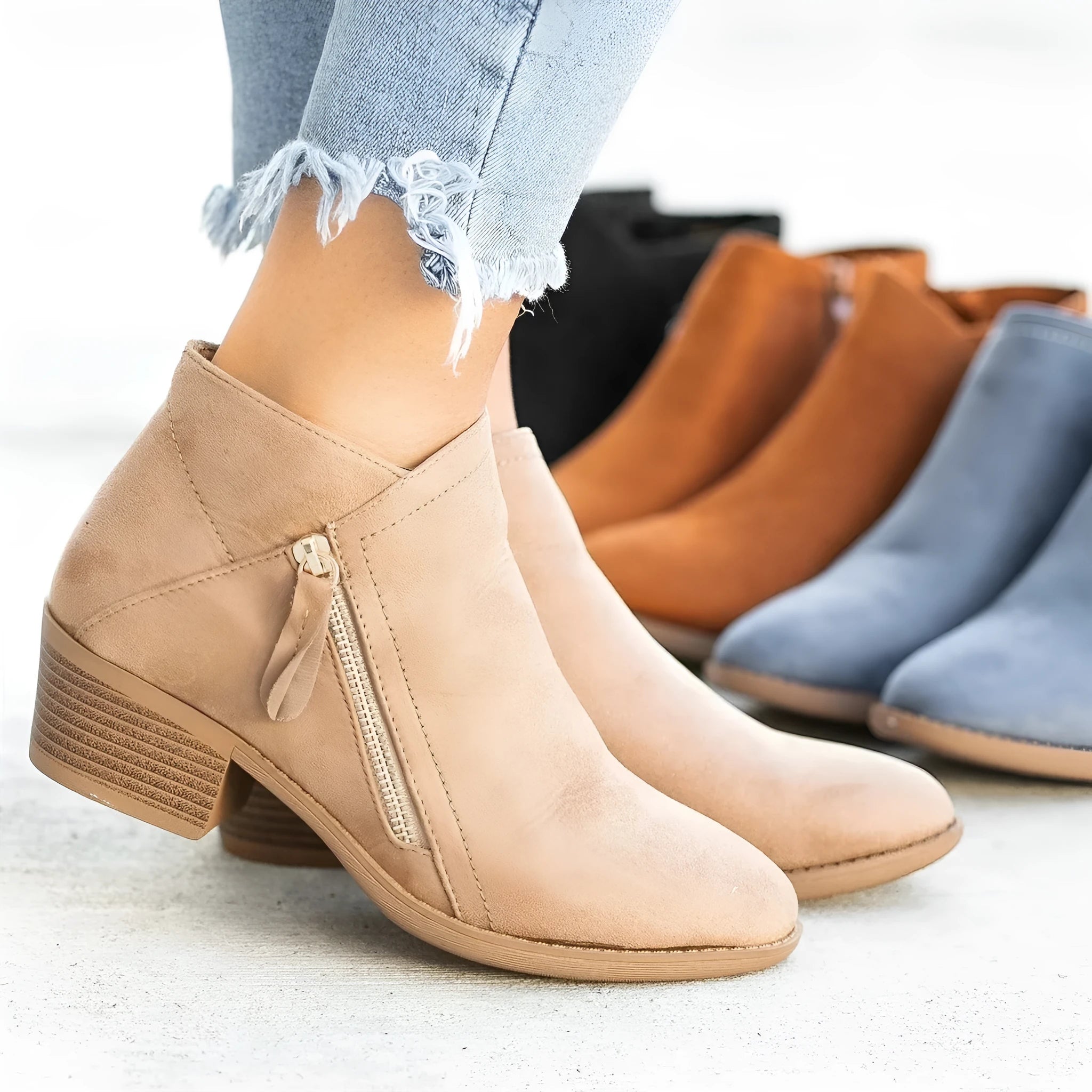 Women's suede ankle boots with a side zip, chunky heel, in beige colour.