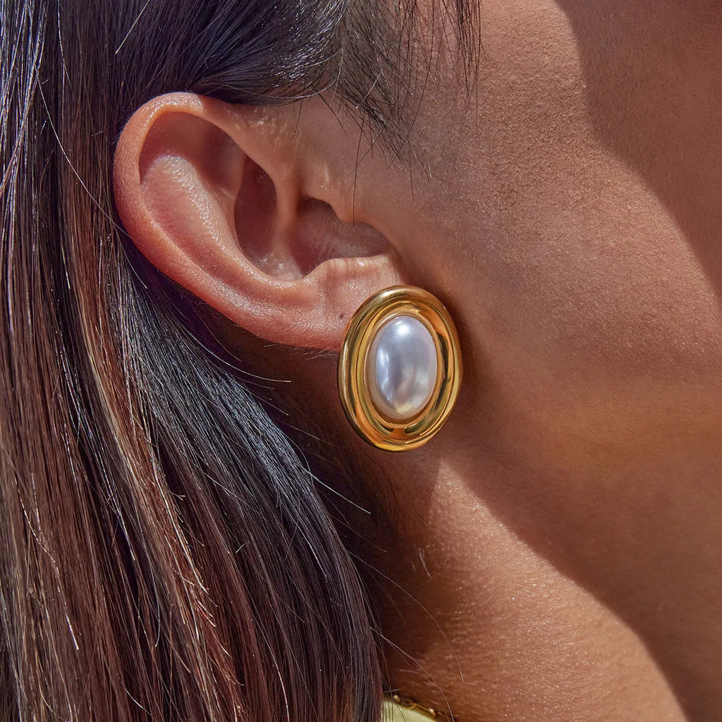 Stainless steel vintage pearl ear studs for women with electroplated finish in colour JDE0305051