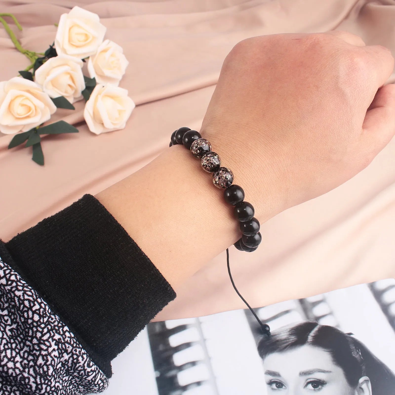 Beaded adjustable luminous bracelet with geometric glass beads in six colours