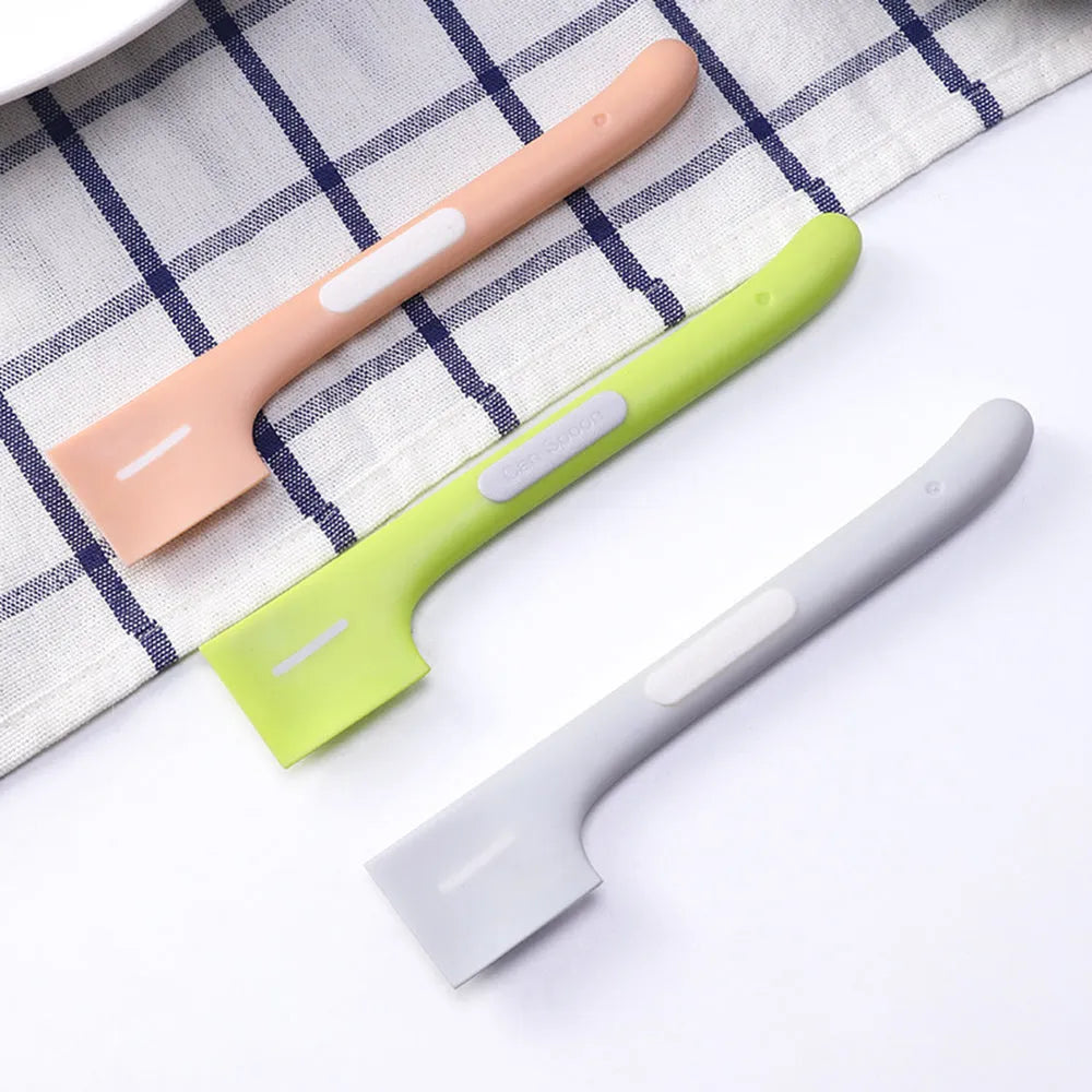 Long-handled pet food spoon for cats and dogs wet canned food in TPR material