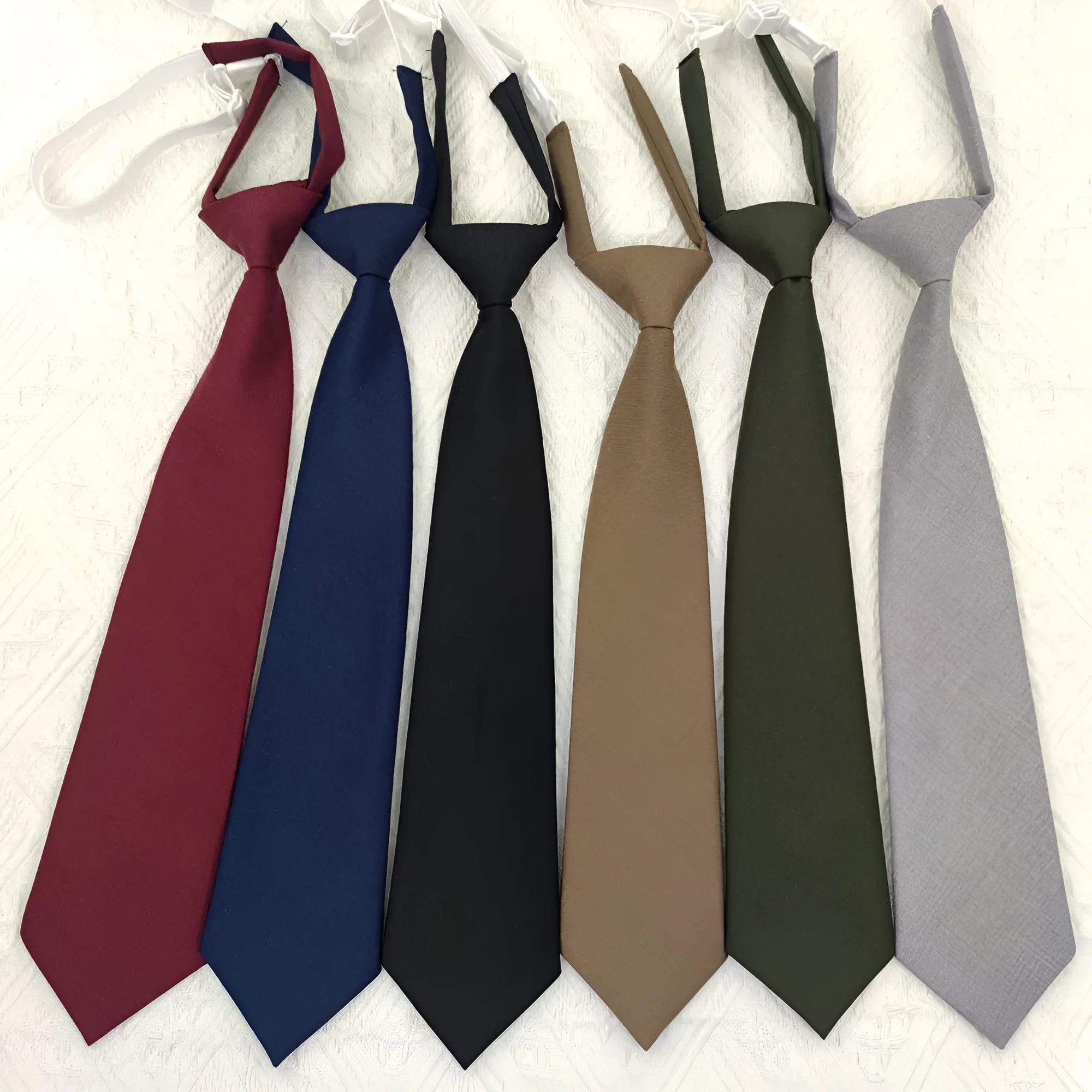 Arrow-style men's cotton bow tie in solid navy blue colour.