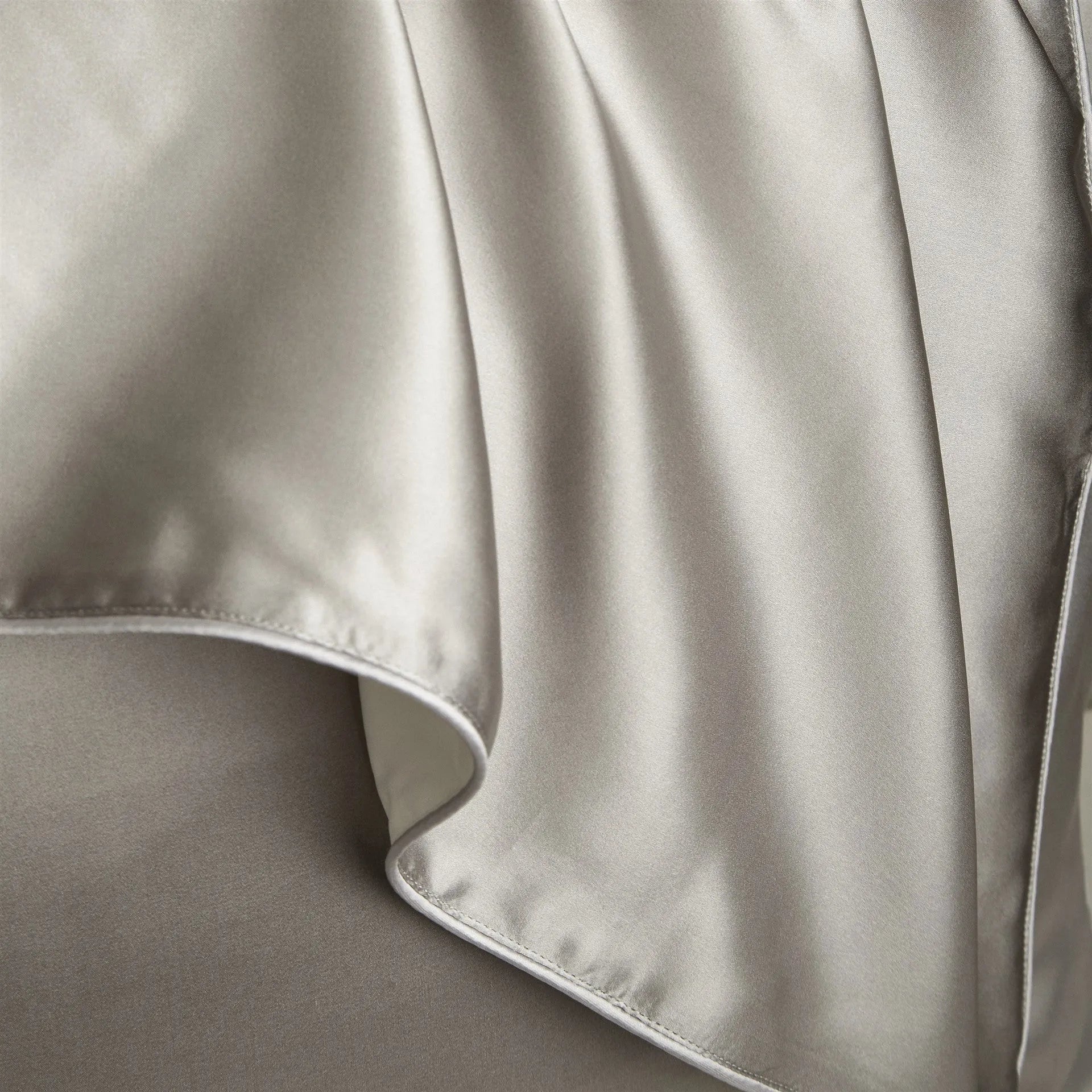 100% mulberry silk pillowcase 48x74cm palace luxury style with inlaid rope edge in champagne gold