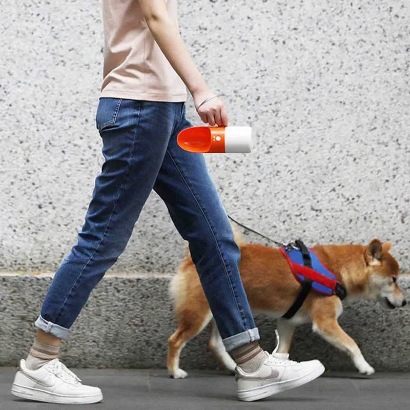 Moestar Rocket pet drinking cup in white gray with splash-proof water outlet and one-button lock