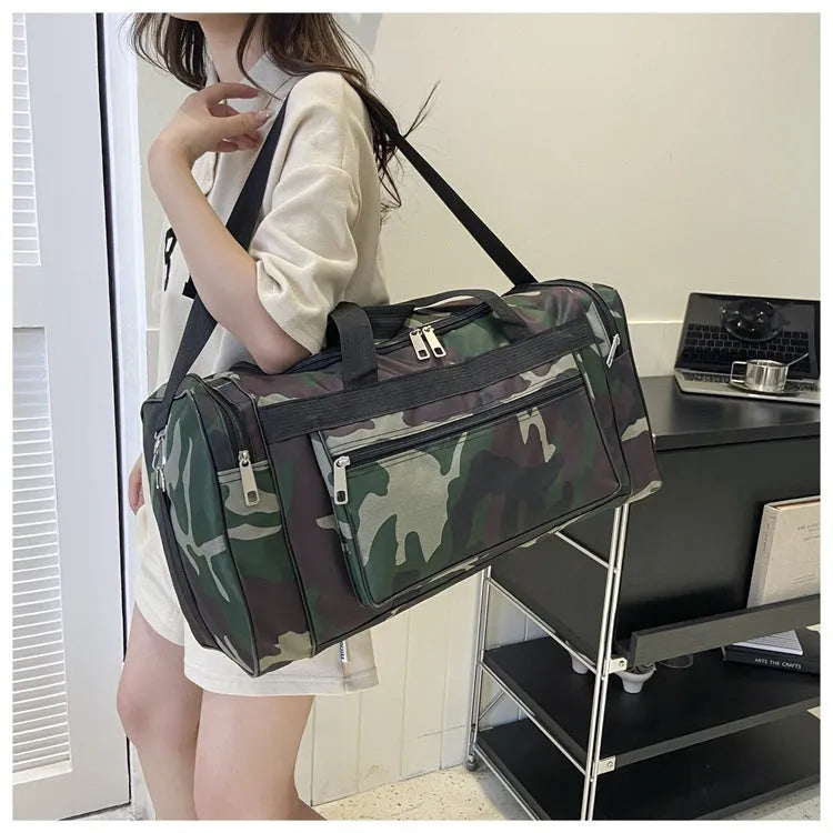 Camouflage pattern luggage bag with waterproof fabric and 20-litre capacity