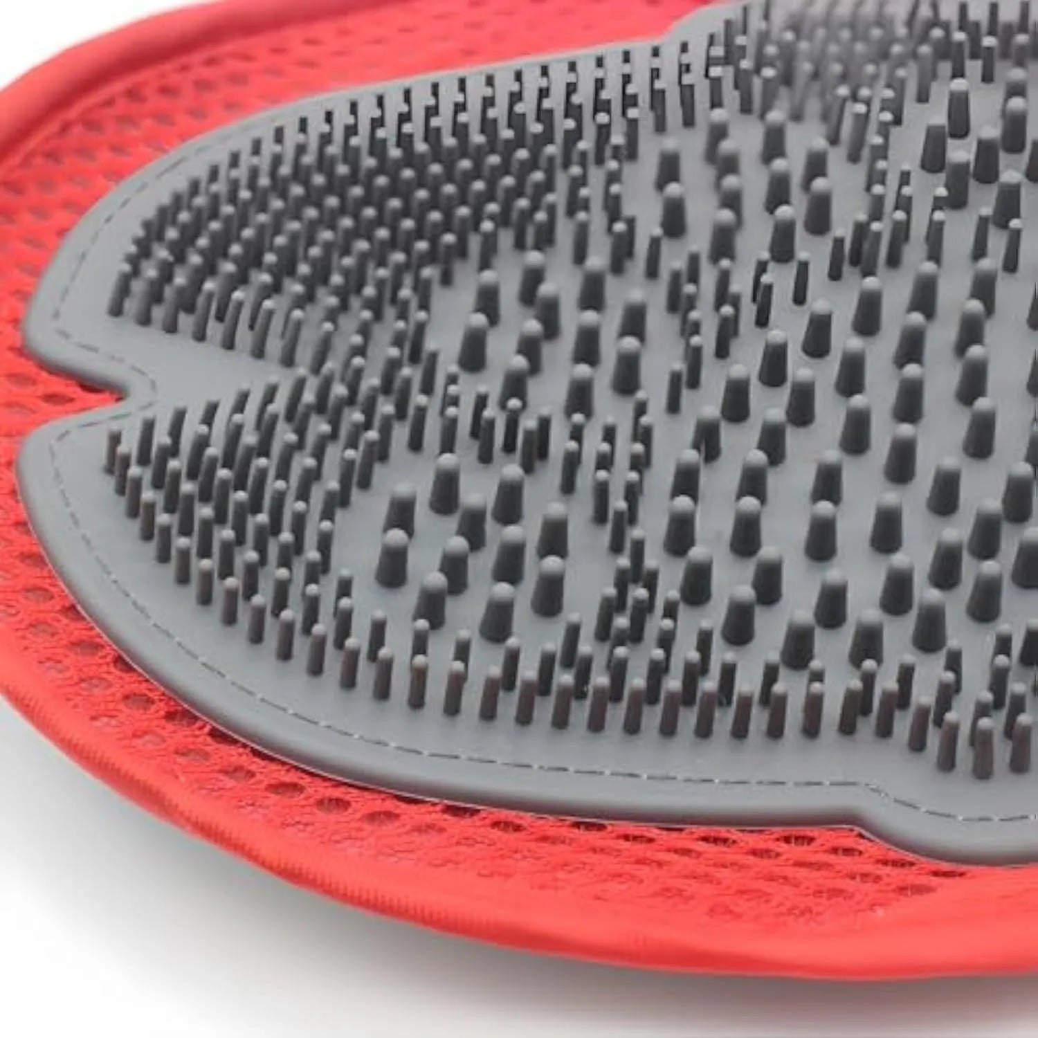 Pet bathing glove with integrated brush design for hair removal during washing