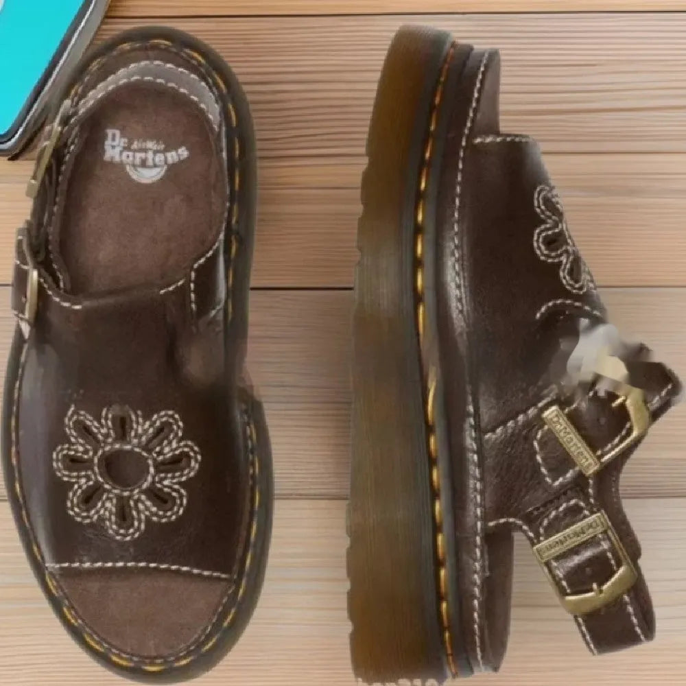 Men's black beach sandals with floral embroidery on the PU upper, flat heel design