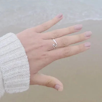 Wavy geometric couple ring in zinc alloy, glossy finish, available in gold, silver, rose gold