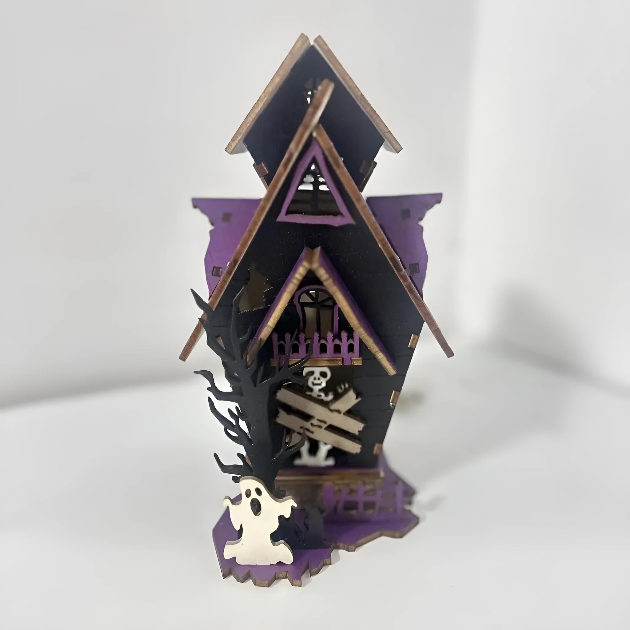 Wooden haunted house Halloween decoration measuring 14x10.5x19cm for DIY table display
