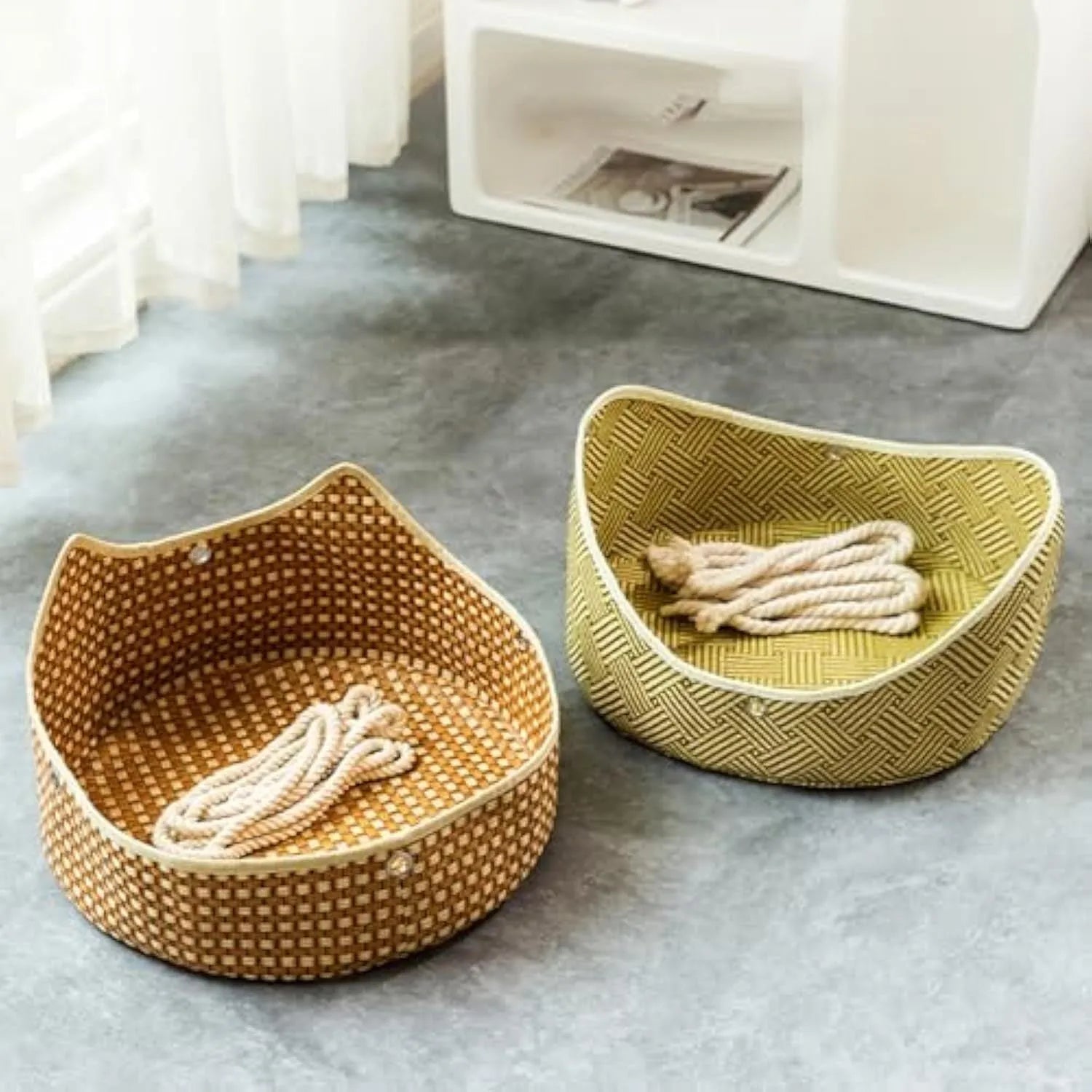 Breathable cat hammock made of rattan and bamboo with metal hooks for indoor outdoor use, 40x20cm