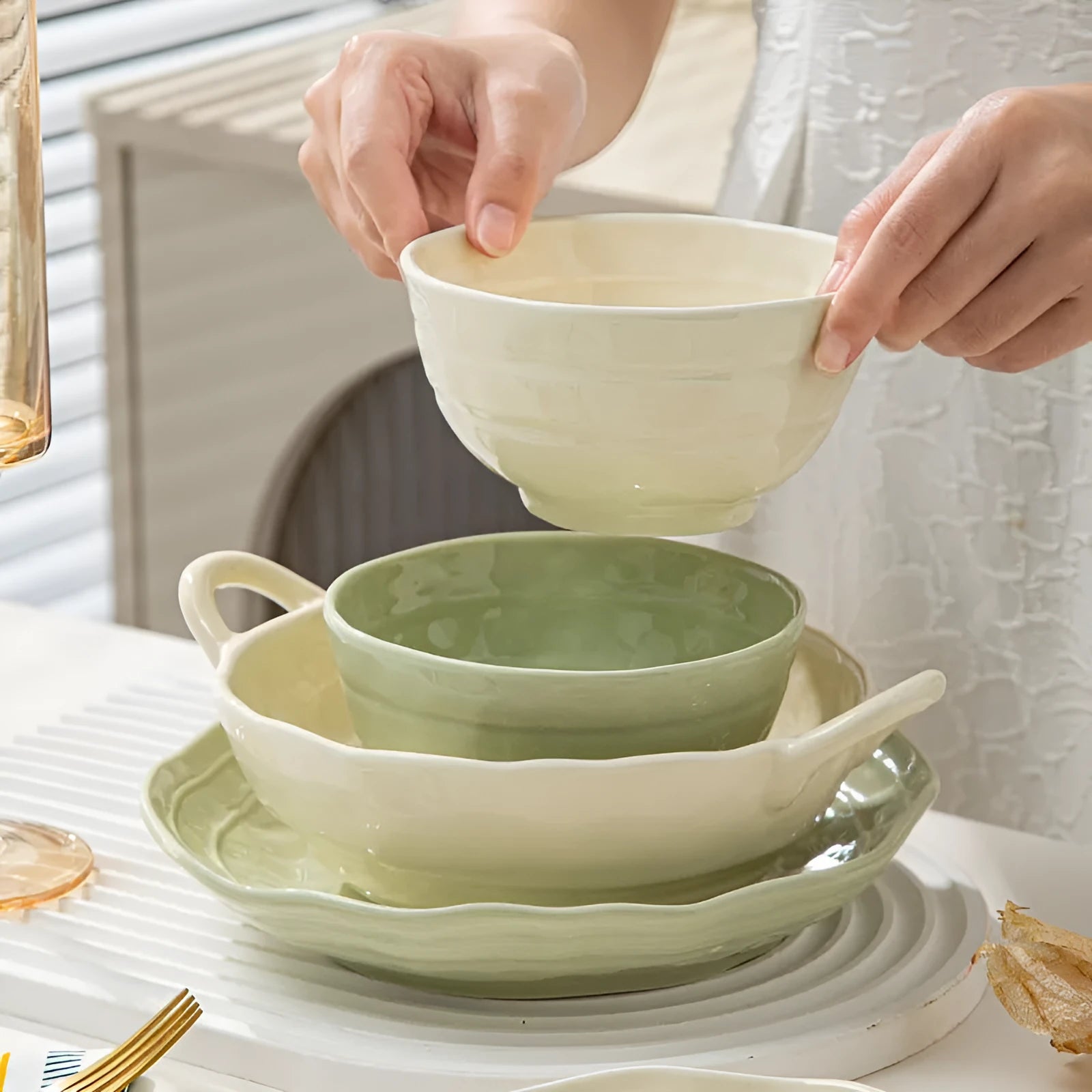 Seven-piece ceramic tableware set in solid colour with modern Japanese styling in gift box