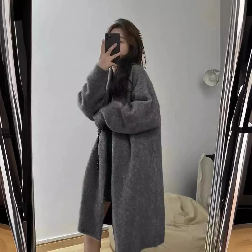 Women's mid-length knitted cardigan with V-neck and long sleeves in loose fit