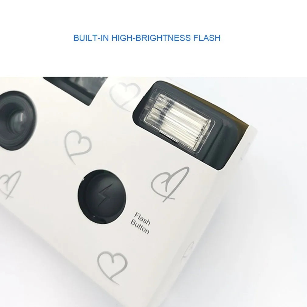 White disposable film camera with manual operation and 3x optical zoom, compact 11.5x6.0x3.3cm size