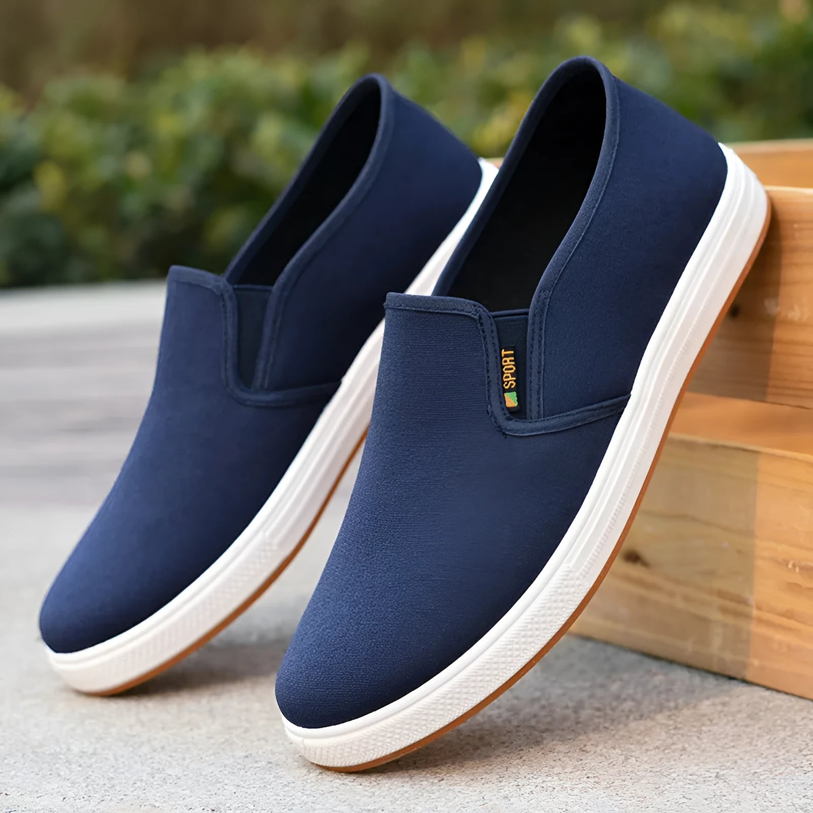 Men's black canvas slip-on shoes with round toe and injection-moulded sole
