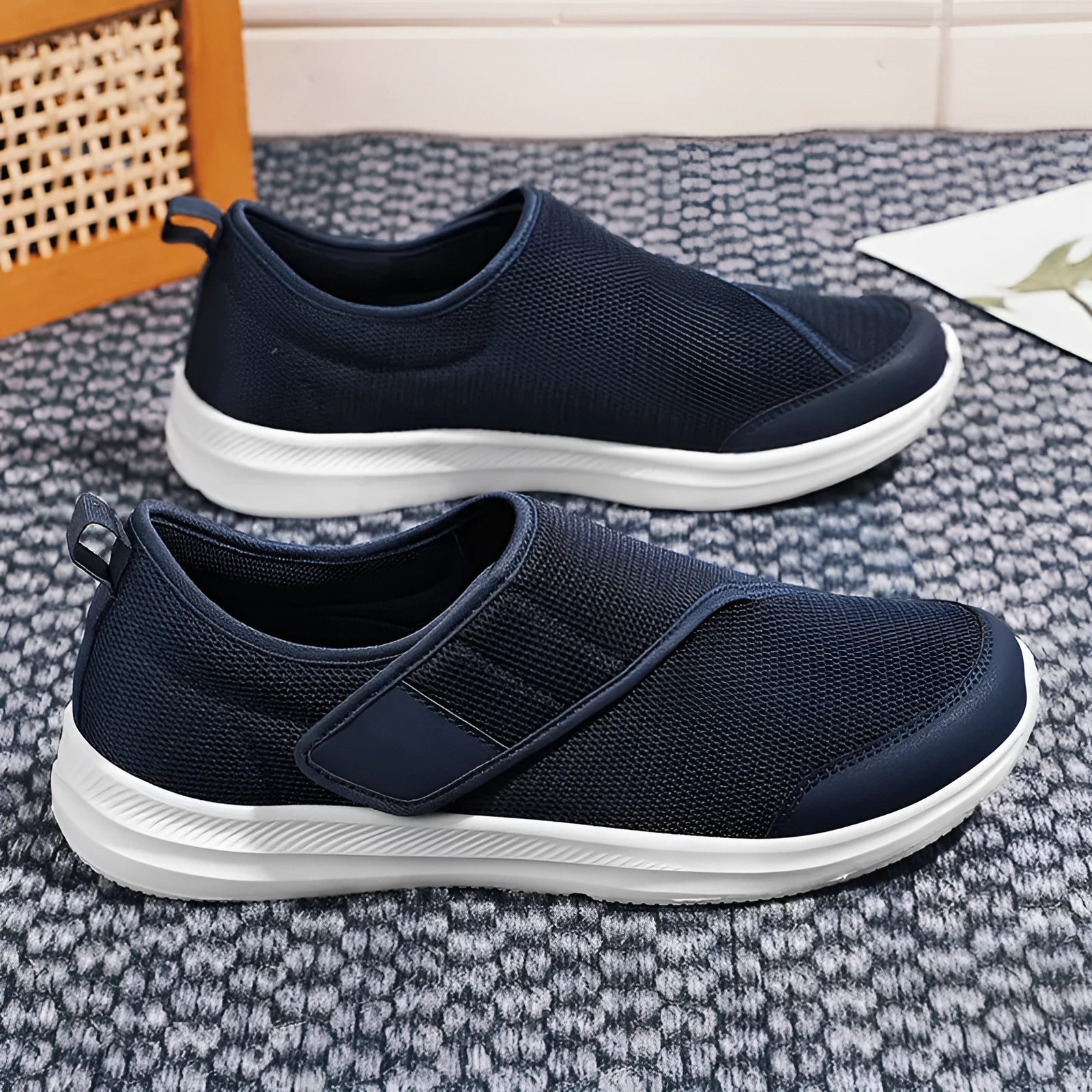 Unisex mesh walking shoes with Velcro fastening, round toe, flat heel, for outdoor mountaineering and daily leisure, black colour