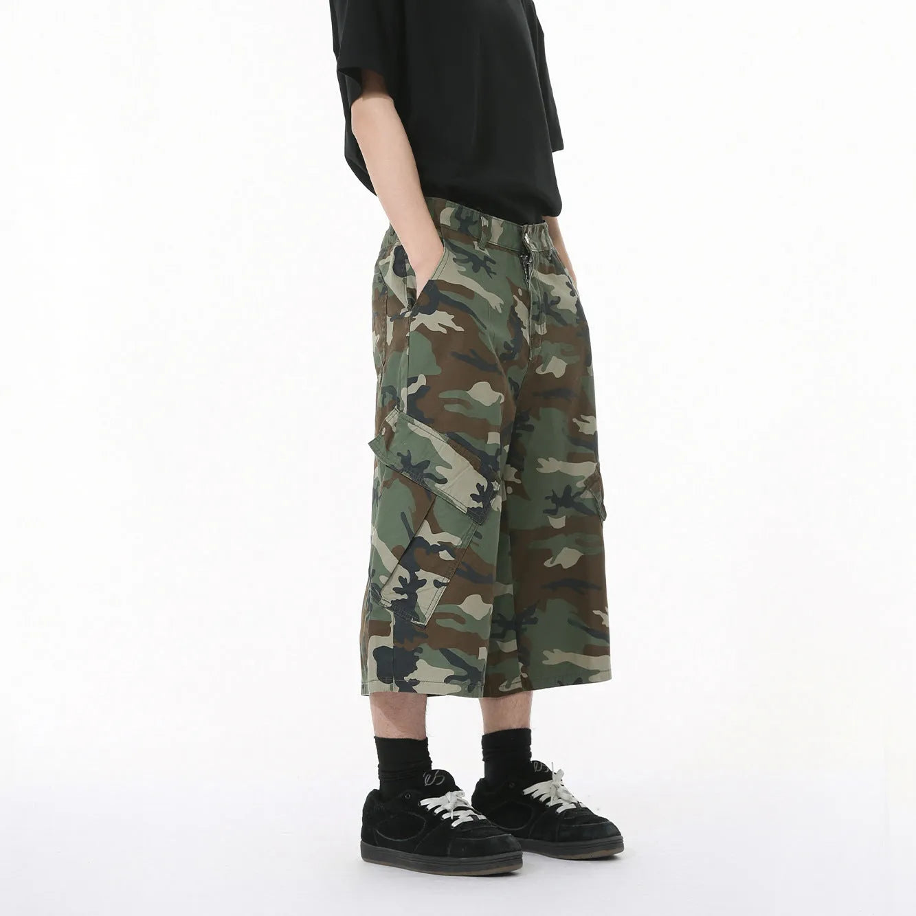 Men's camouflage cotton jeans with wide leg loose fit and large pockets