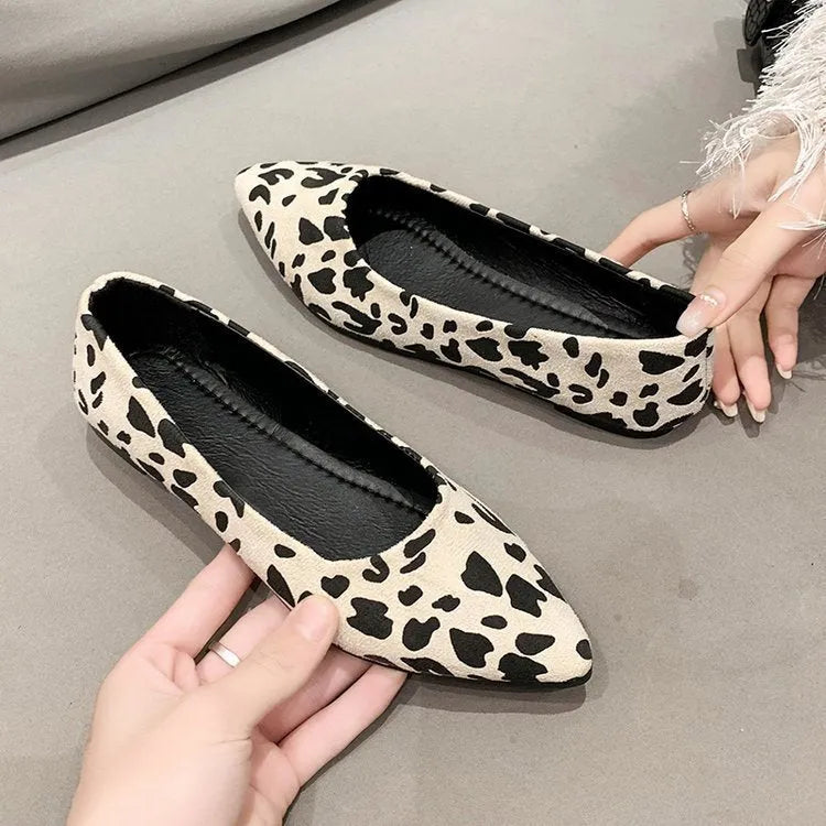 Women's flat pointed toe pumps in leopard print with low heel and cotton upper