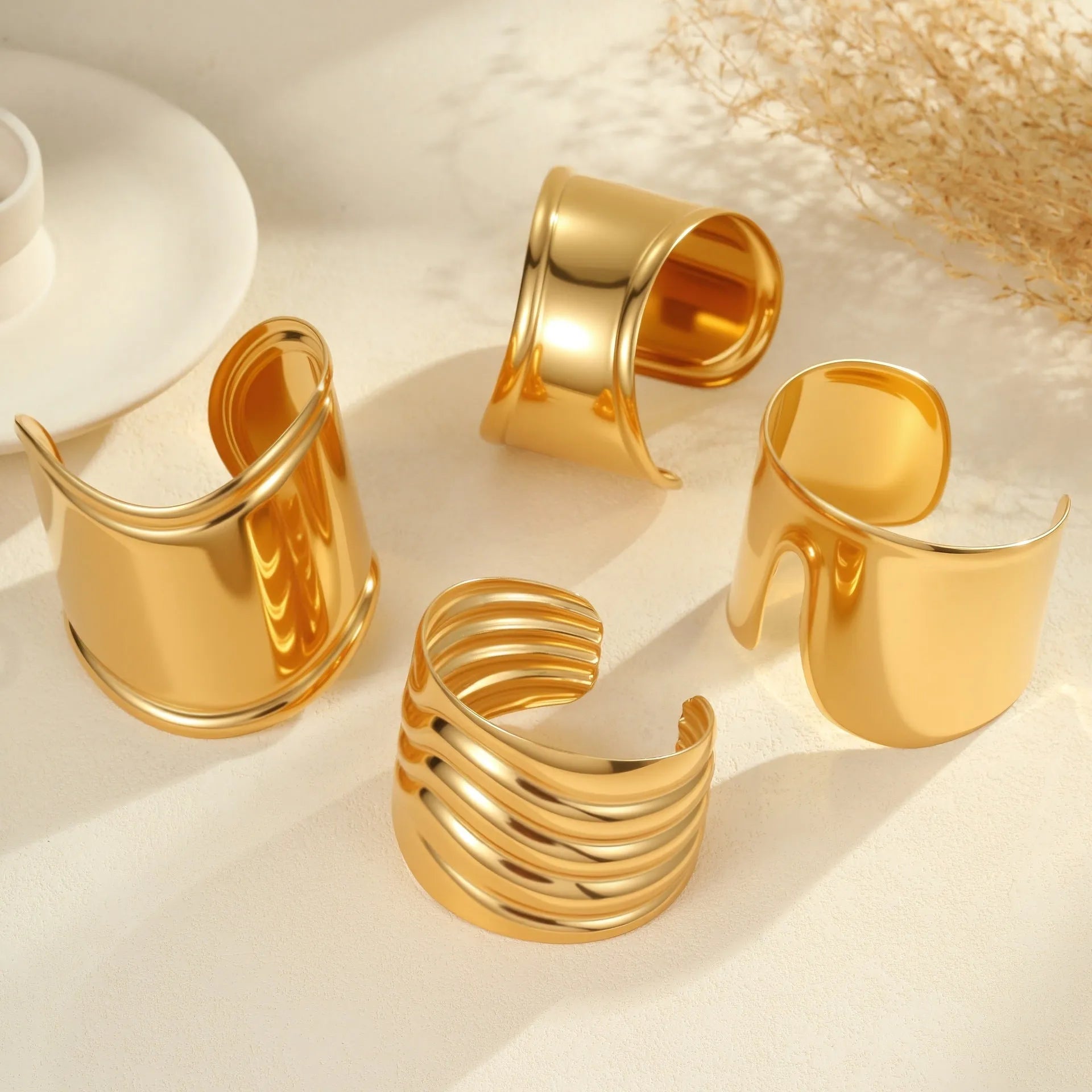 Women's geometric wave bracelet in stainless steel with gold plating and asymmetric design